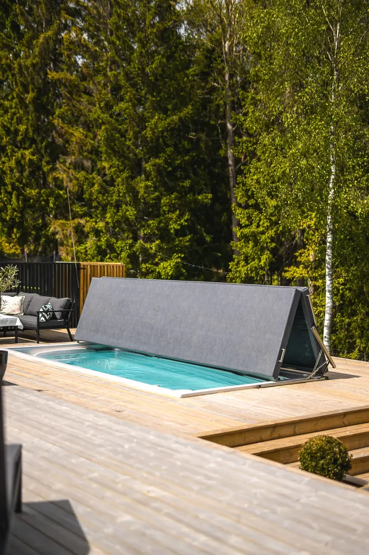 Uppfällt mekaniskt lock på ett USSPA swimspa en sommardag