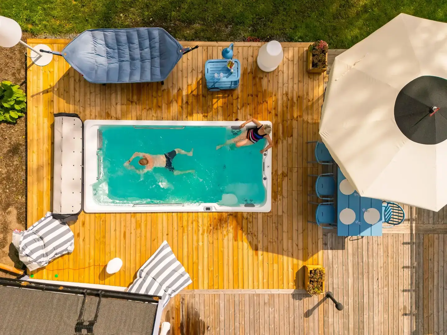 Par badar och simmar i ett Endless Pools swimspa sett ovanifrån
