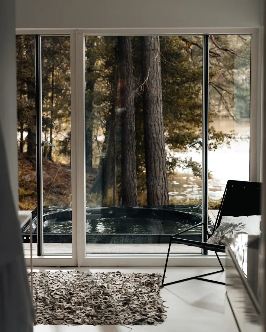 Drop Design Spa vid sjön sett genom stora fönster