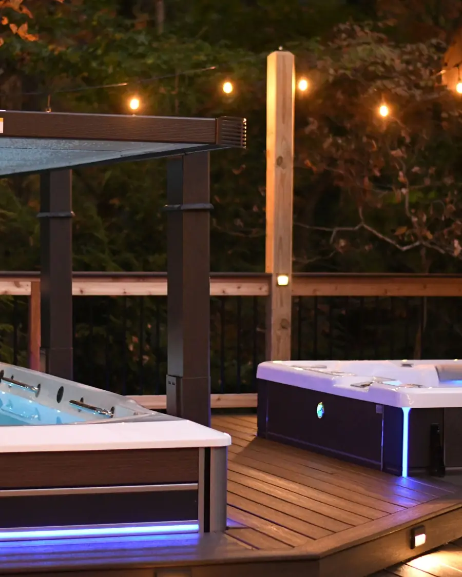 Endless Pools swimspa och spabad på upplyst trädäck en höstkväll