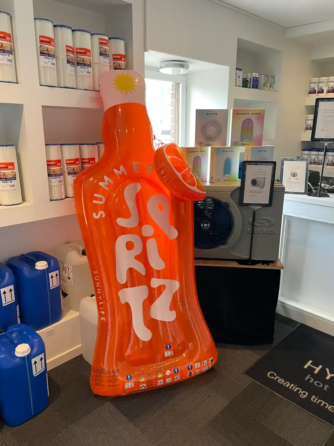 Sunnylife-tillbehör i SWIIM showroom i Täby