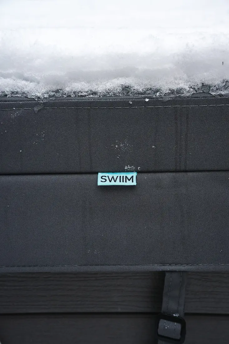 SWIIM-etiketten på ett spalock med snö ovanpå