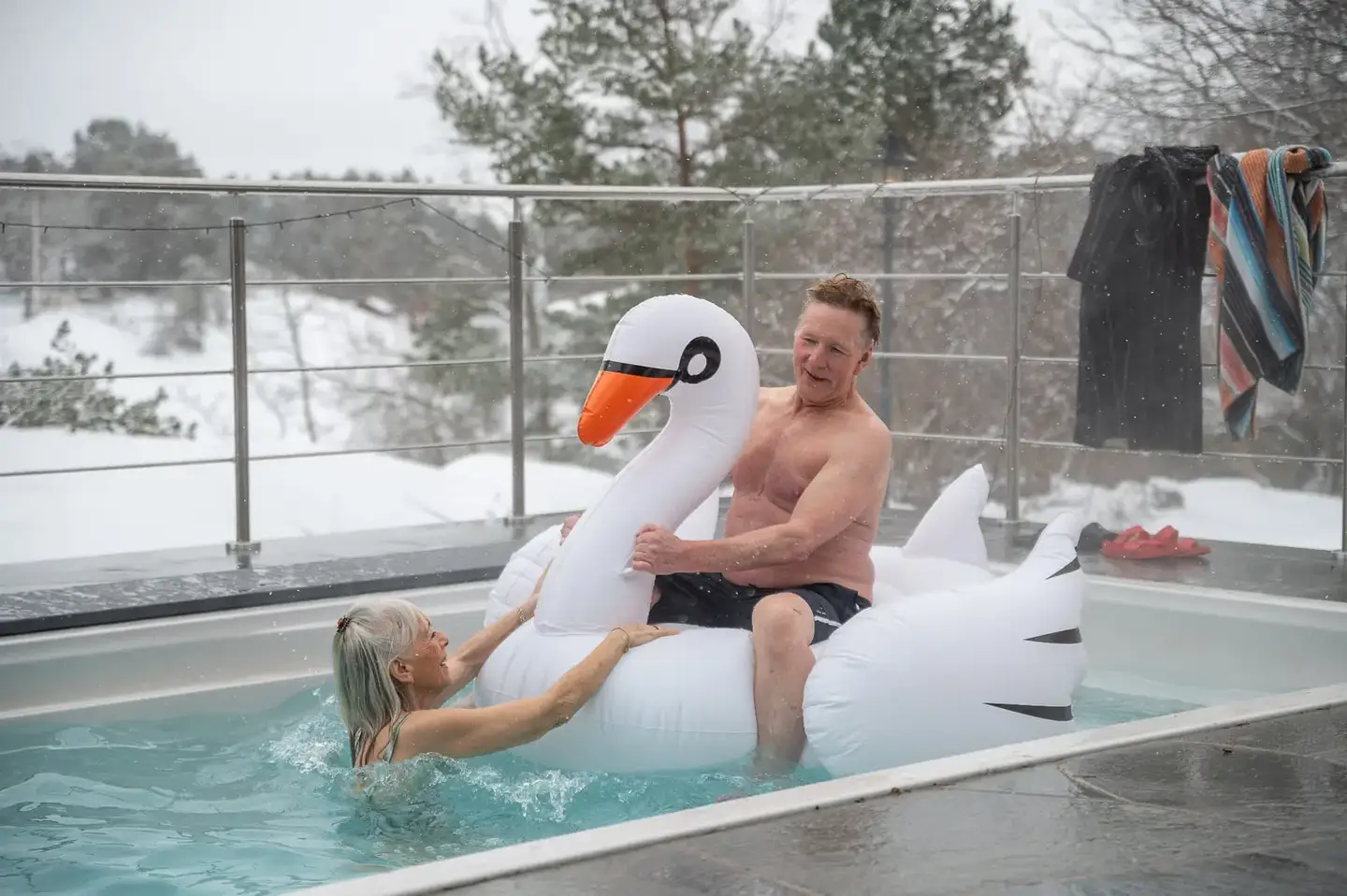 Swimspa på plats i en trädgård, levererat till Borås