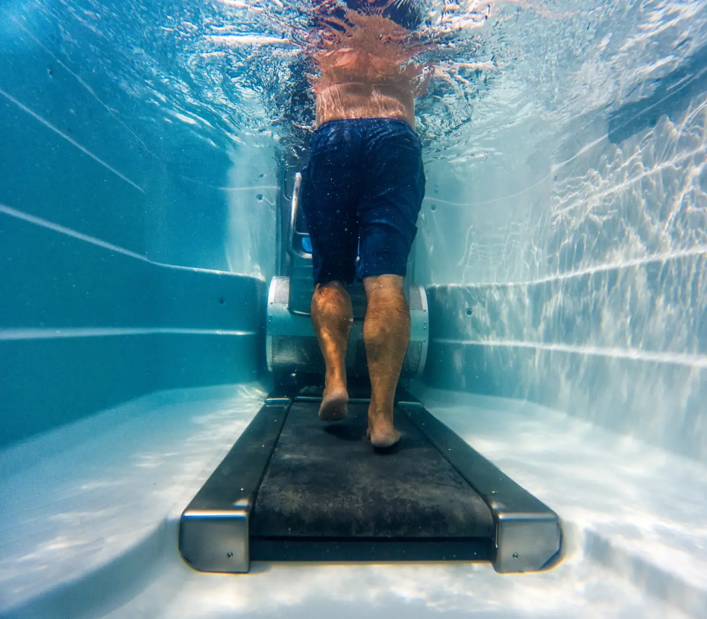 Undervattenslöpband i ett Endless Pools E2000 swimspa
