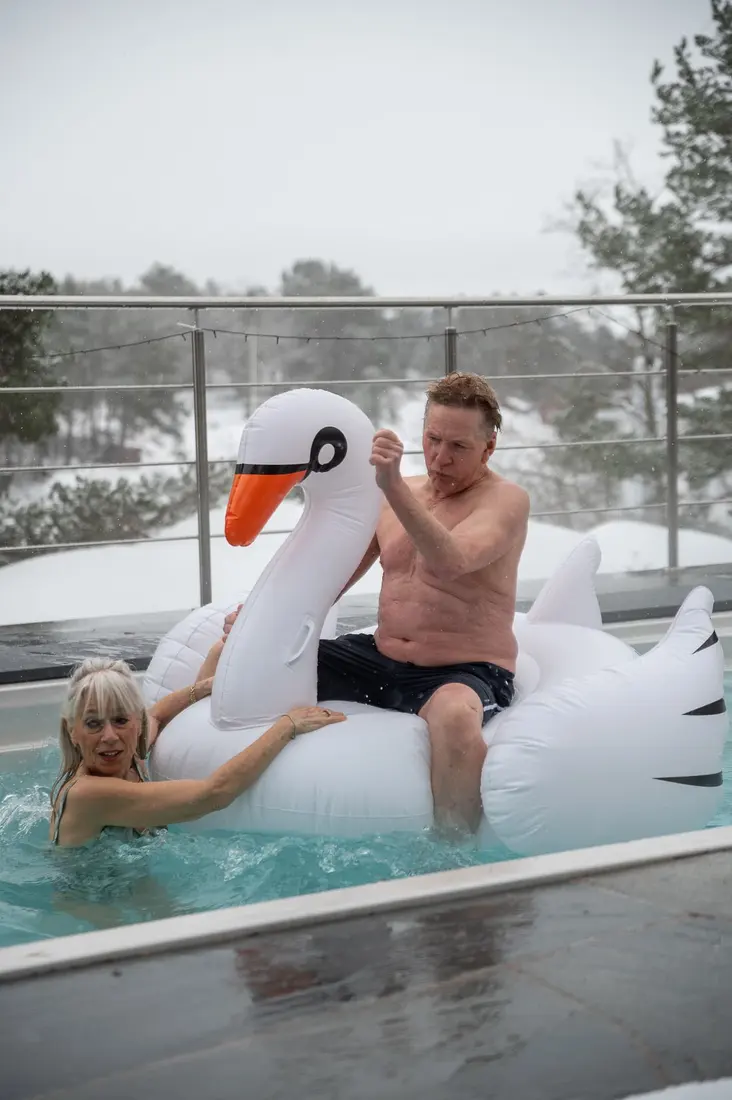 Par skrattar i ett USSPA swimspa i snöfall