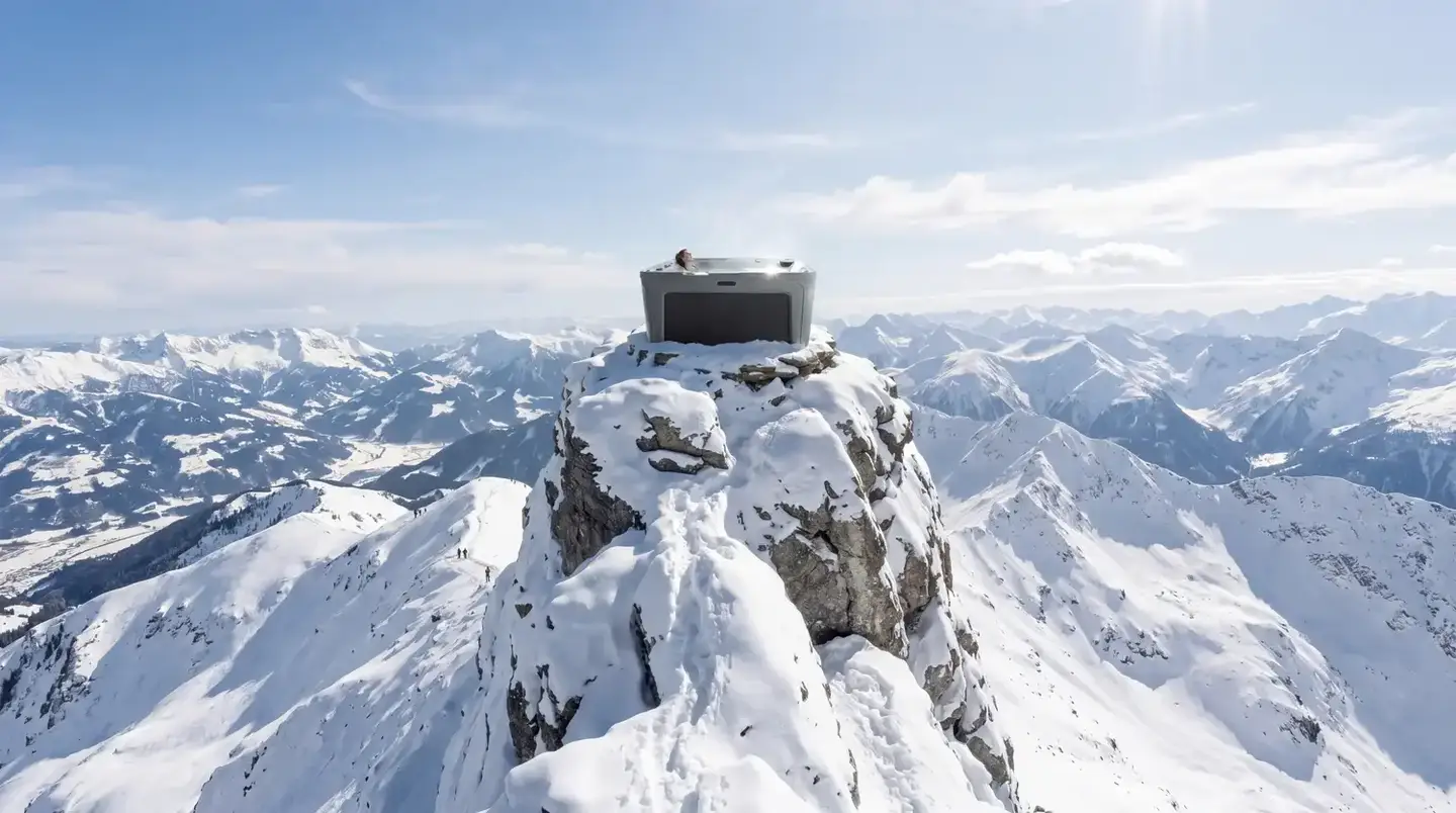 HotSpring Freeflow spabad på en snöklädd bergstopp