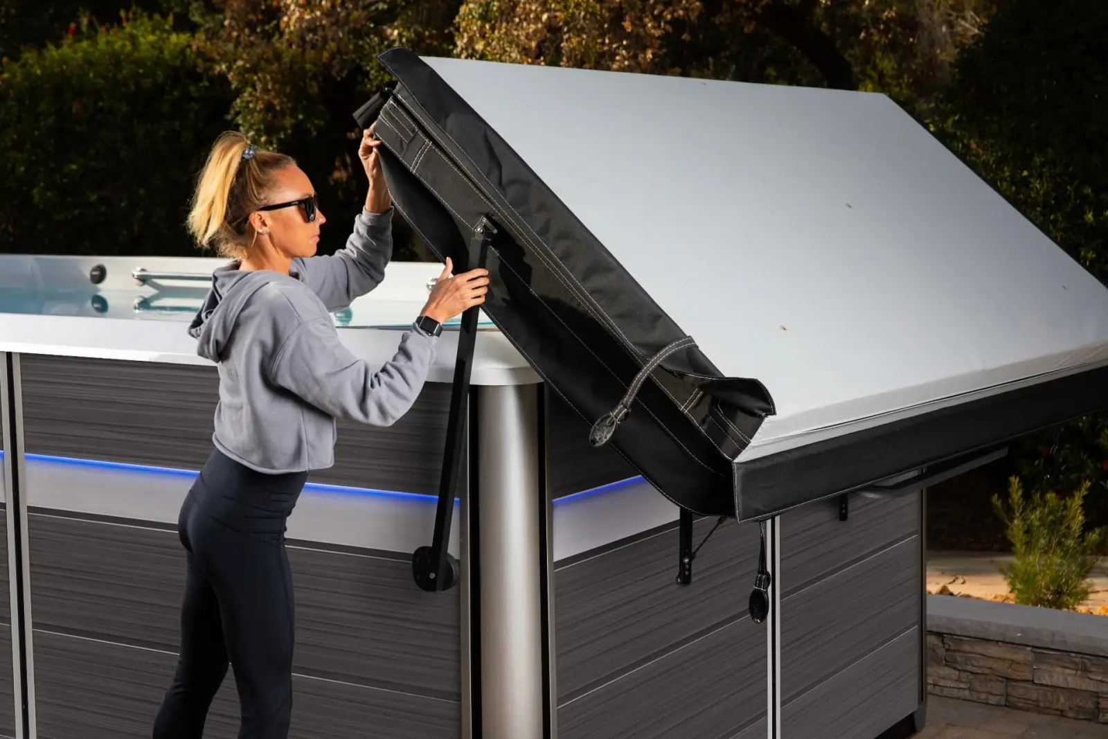 CoverCradle locklyftare på Endless Pools E550 swimspa
