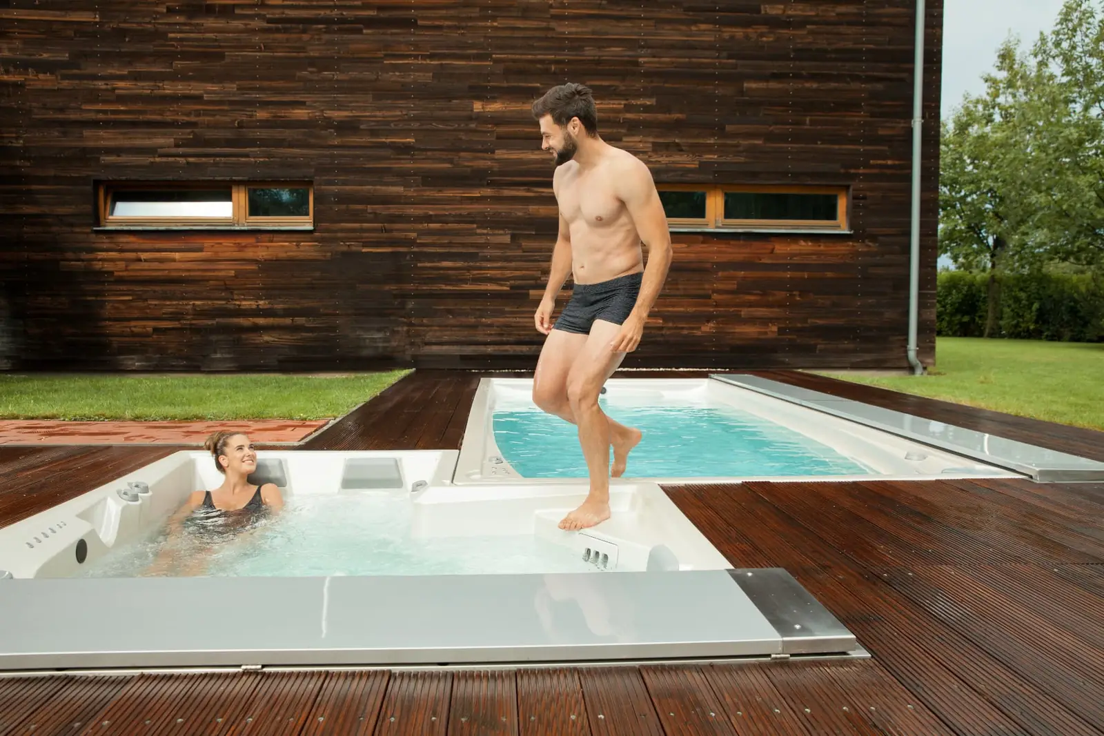 USSPA swimspa infällt i ett trädäck en sommardag