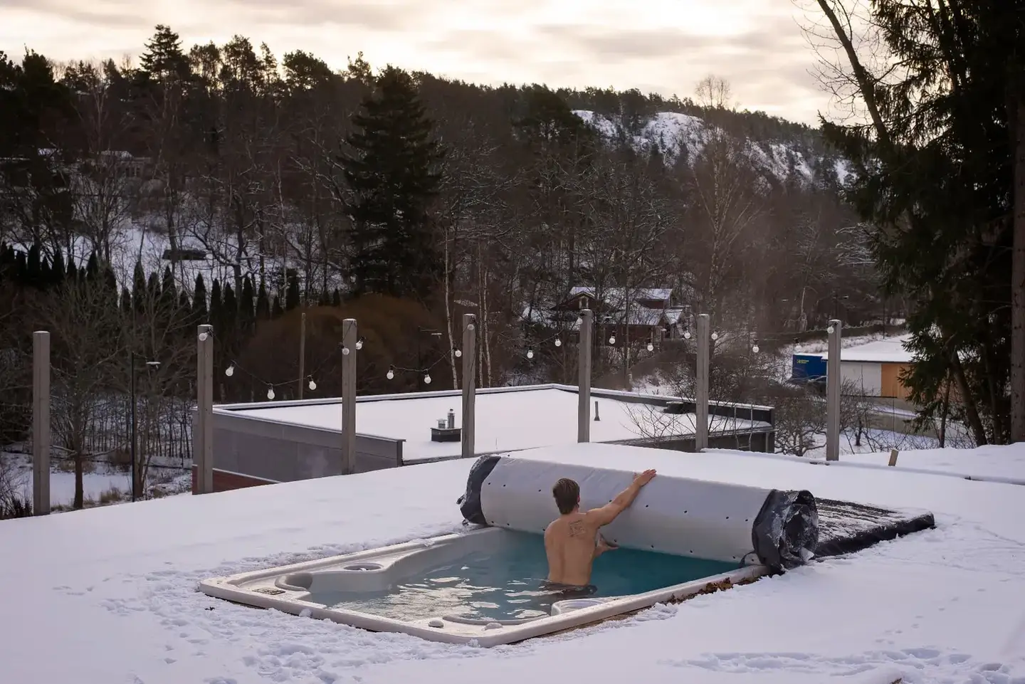 Man rullar av ett SWIIM rullock från ett swimspa i vinterlandskap