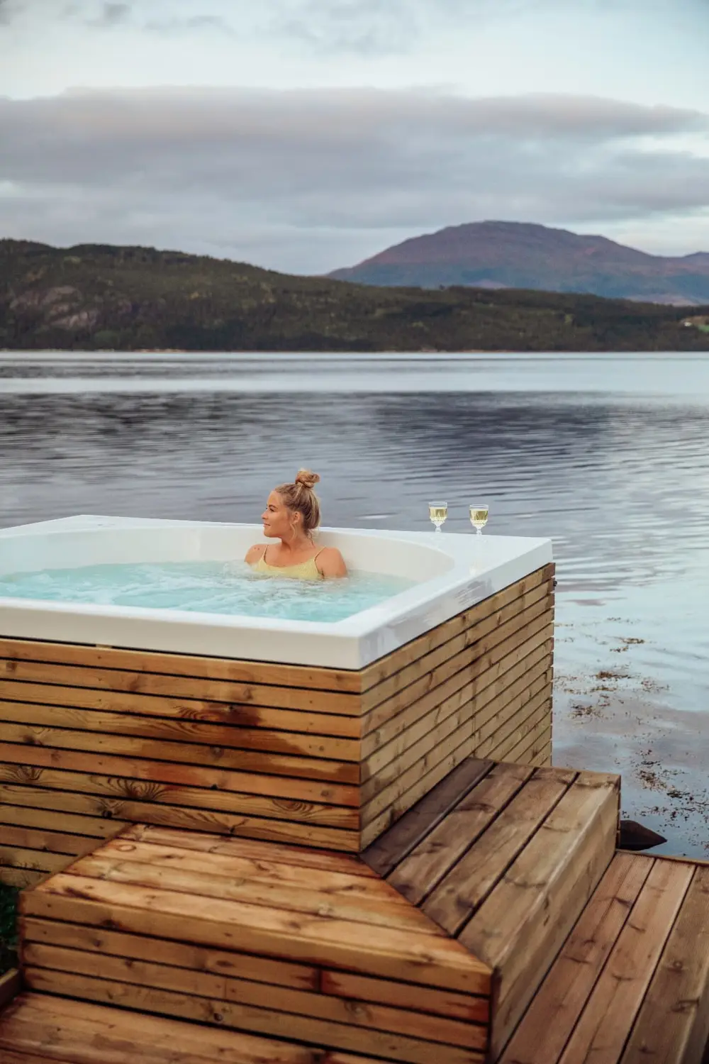 Drop Design Spa, vitt bad med trätrappa vid fjorden