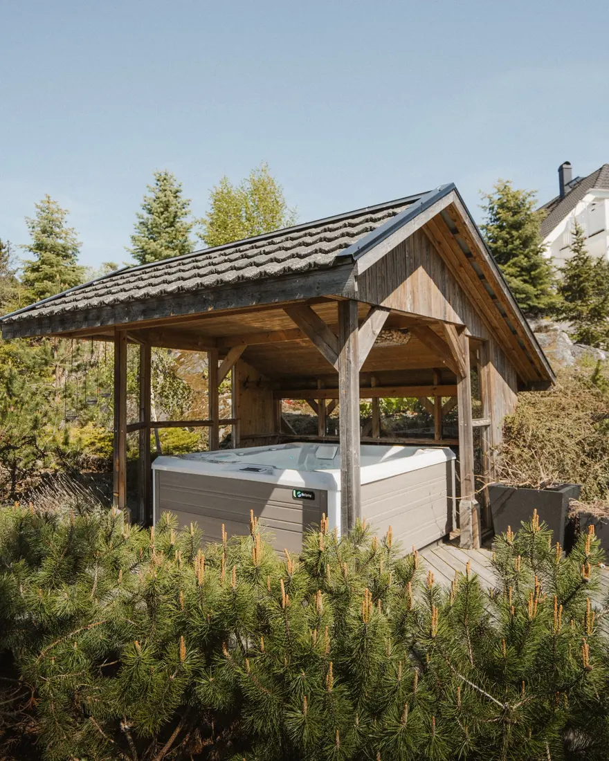 HotSpring Limelight spabad under ett lusthus en sommardag