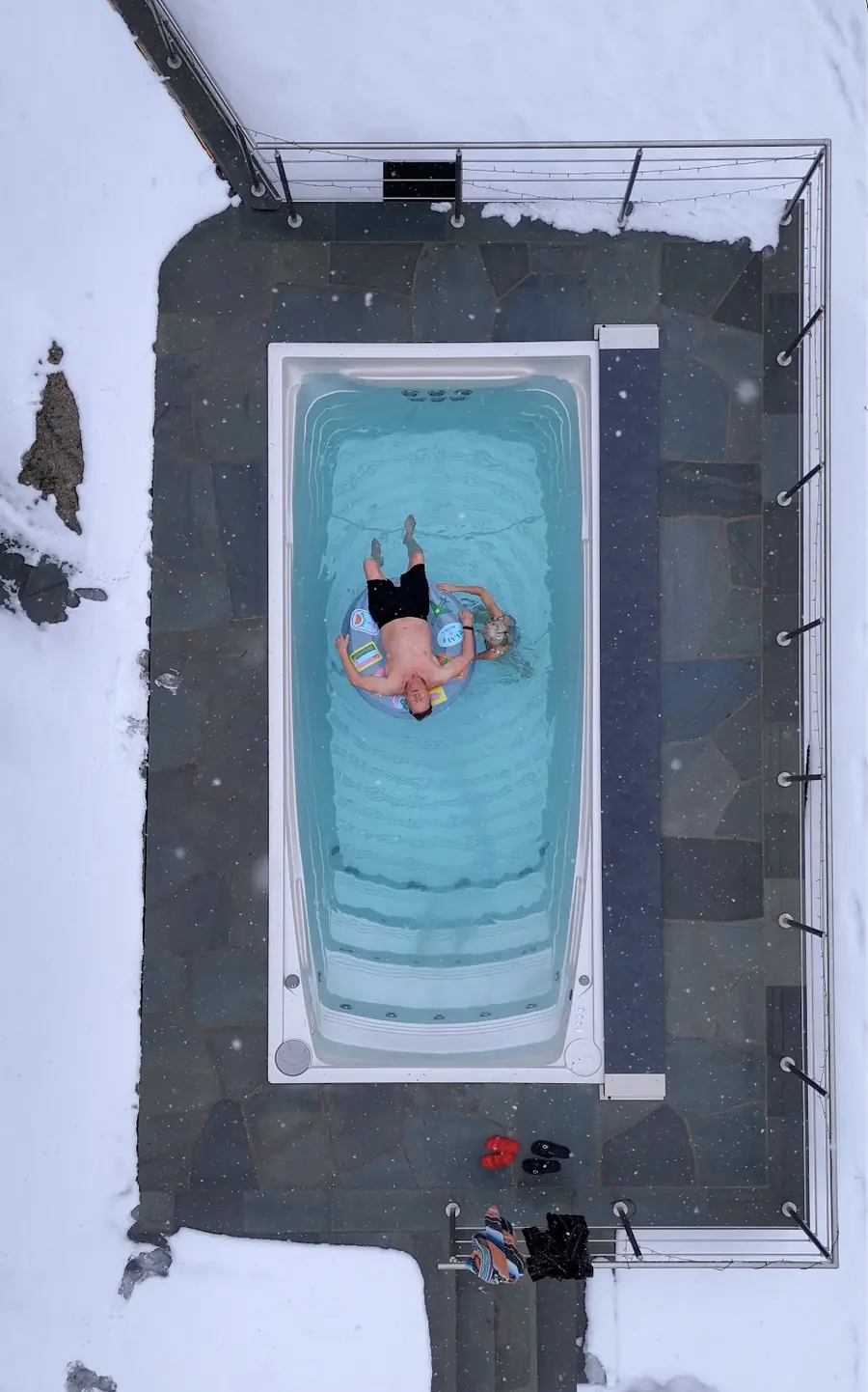 USSPA swimspa sett rakt ovanifrån med par som badar en snöig vinterdag