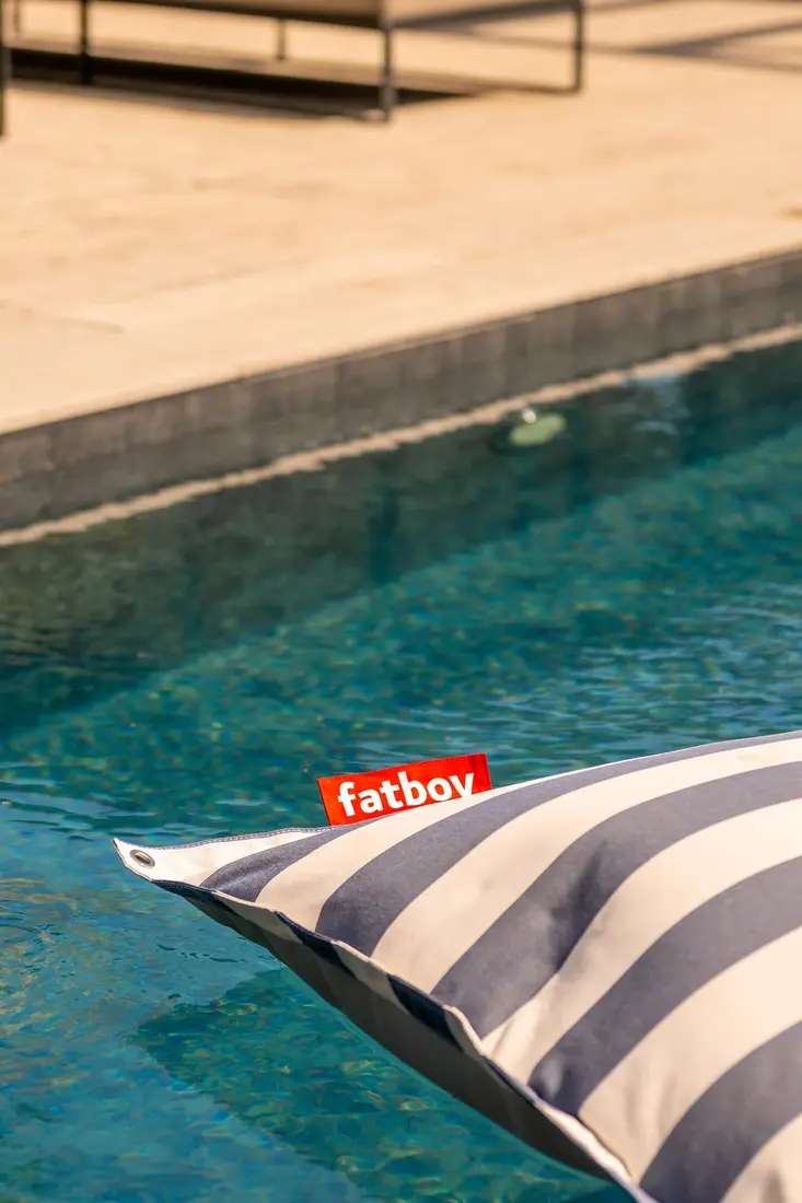 Fatboy Floatzac flyter i en pool en sommardag