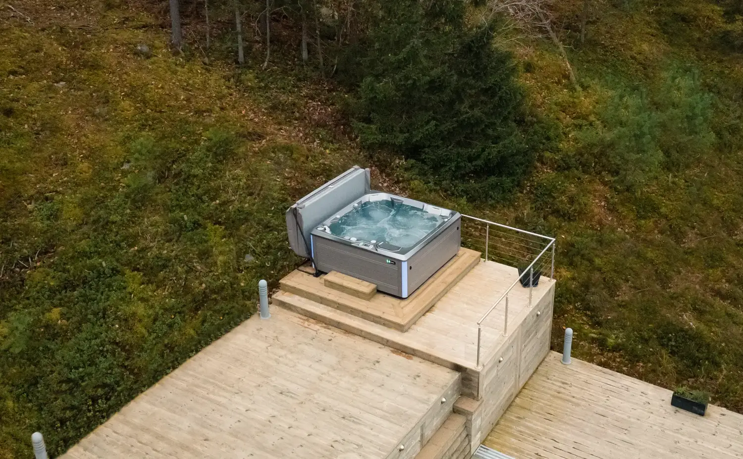 HotSpring Limelight spabad på trädäck sett ovanifrån en höstdag