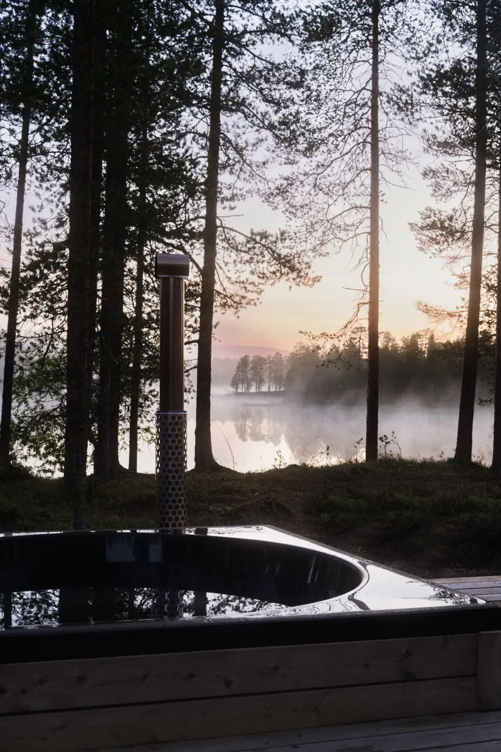Drop Design Spa, runt svart bad i skogen i morgondimma