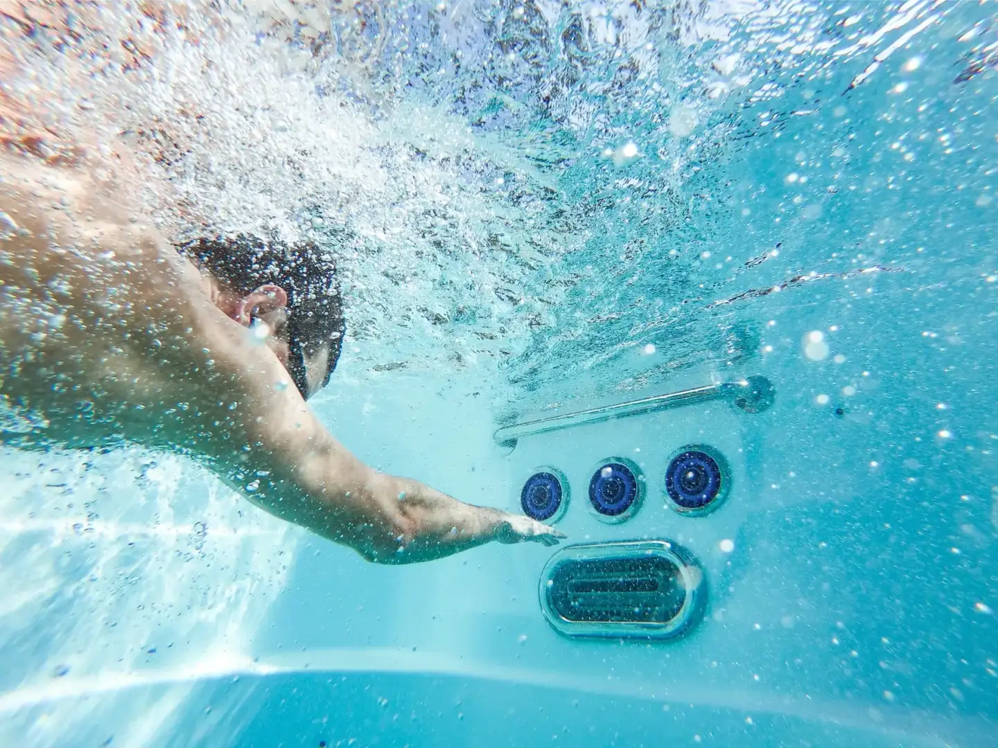 SwimCross motströmsmunstycken i Endless Pools X500 under vatten