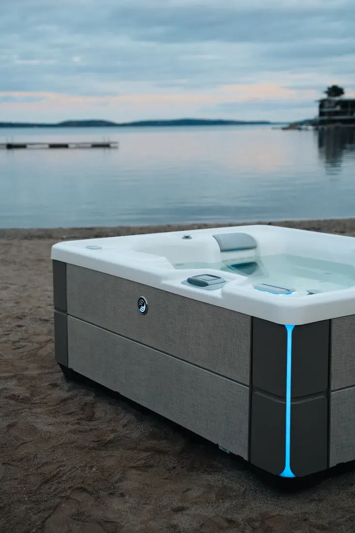 HotSpring Highlife spabad på sandstrand i skymning