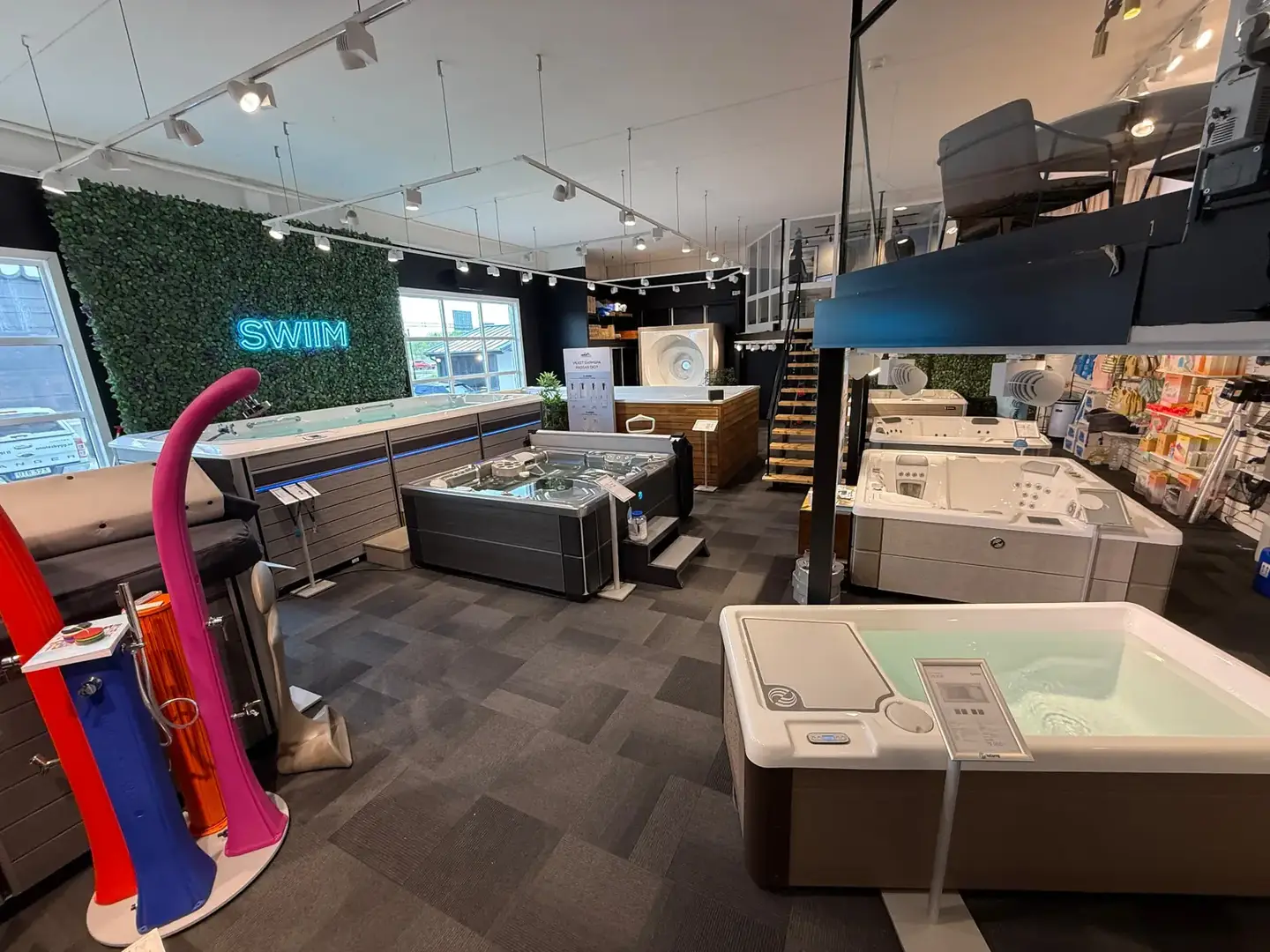 Showroom i SWIIM Haninge med spabad och swimspa i vatten