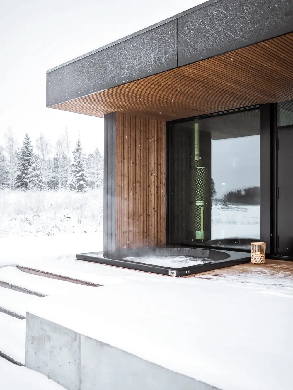 Drop Design Spa, nedsänkt bad vid ett modernt hus i snö