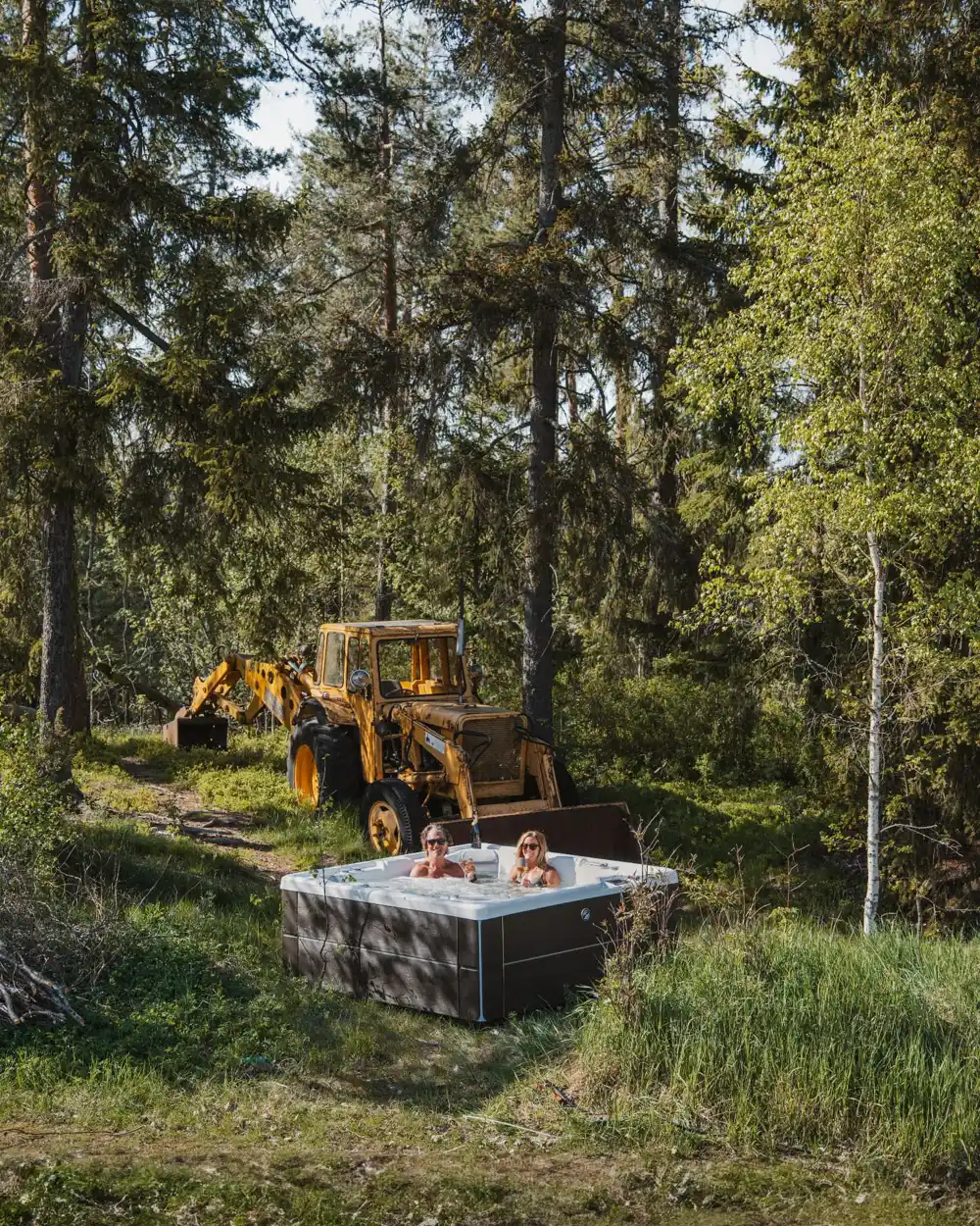 Spabad, par i spabad på en skogstomt