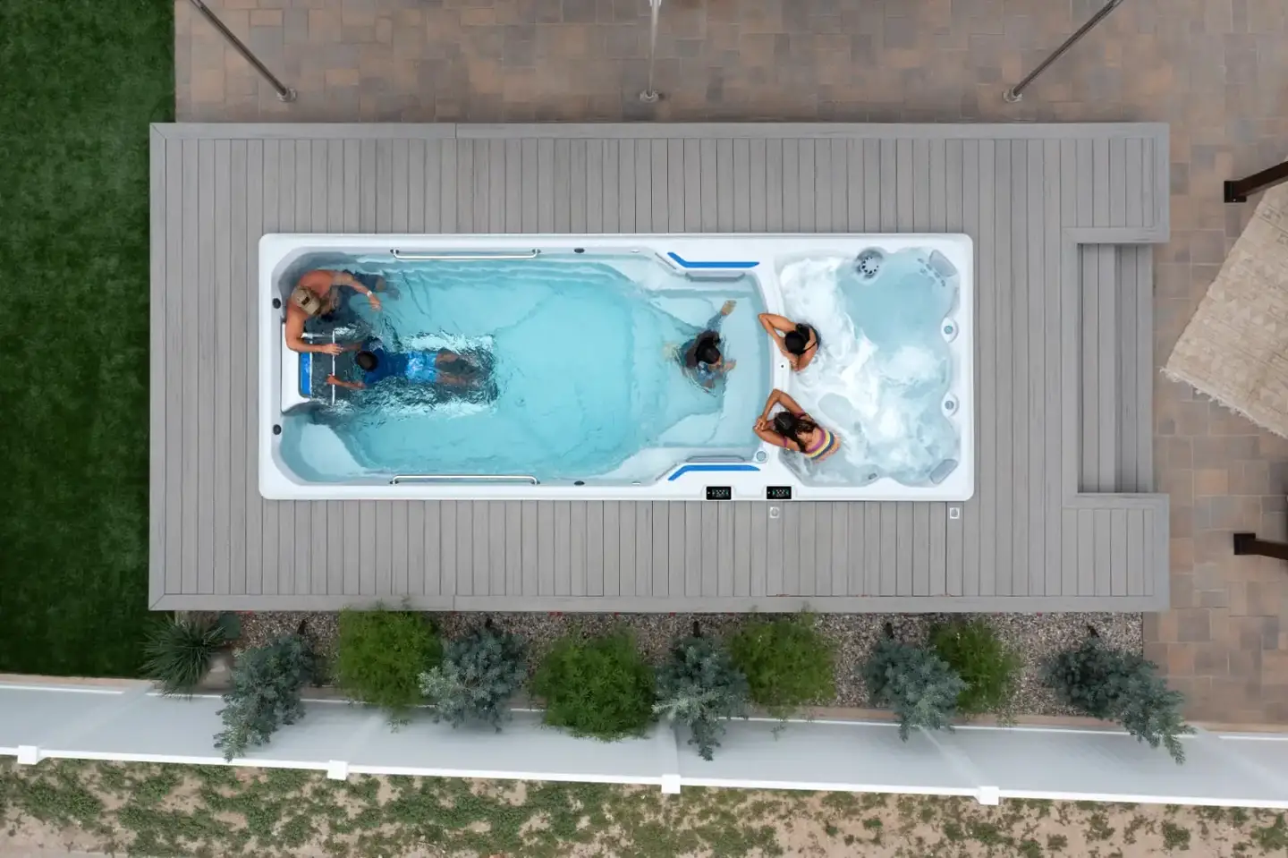 Endless Pools E2000 swimspa med simdel och separat spadel sett ovanifrån