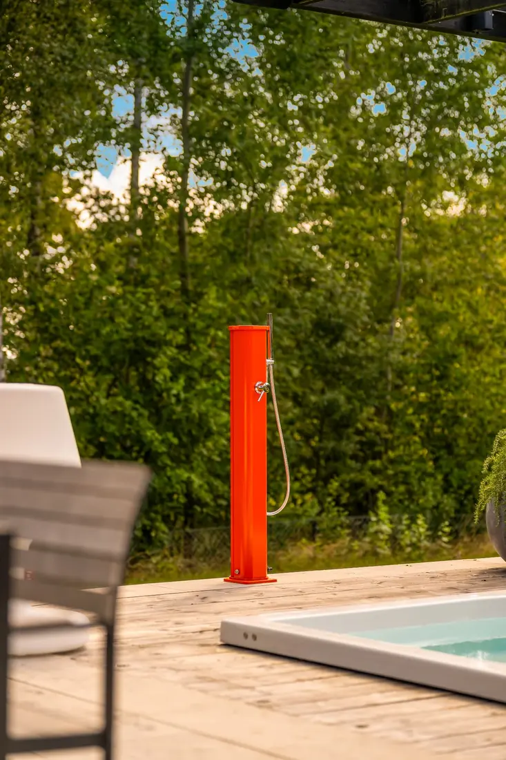 Orange soldusch från Arkema Design vid ett spabad på trädäck