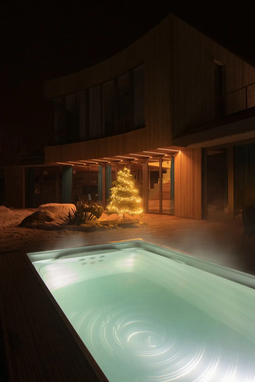 USSPA swimspa som ryker vid huset en vinterkväll med tänd julgran