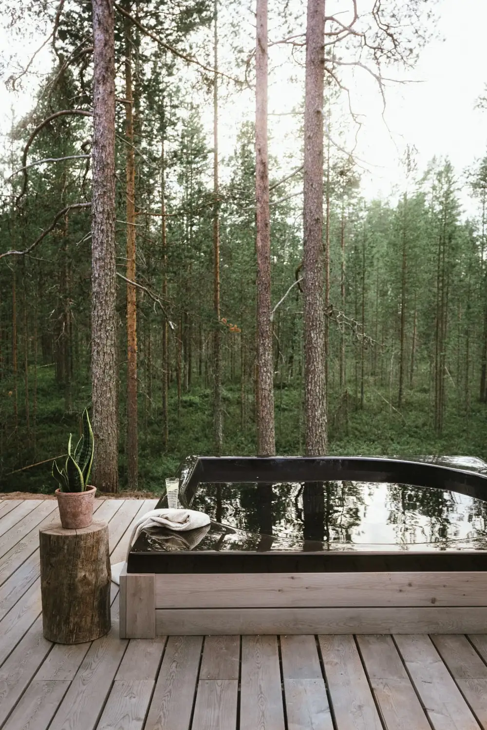 Drop Design Spa, svart bad på trädäck i tallskog