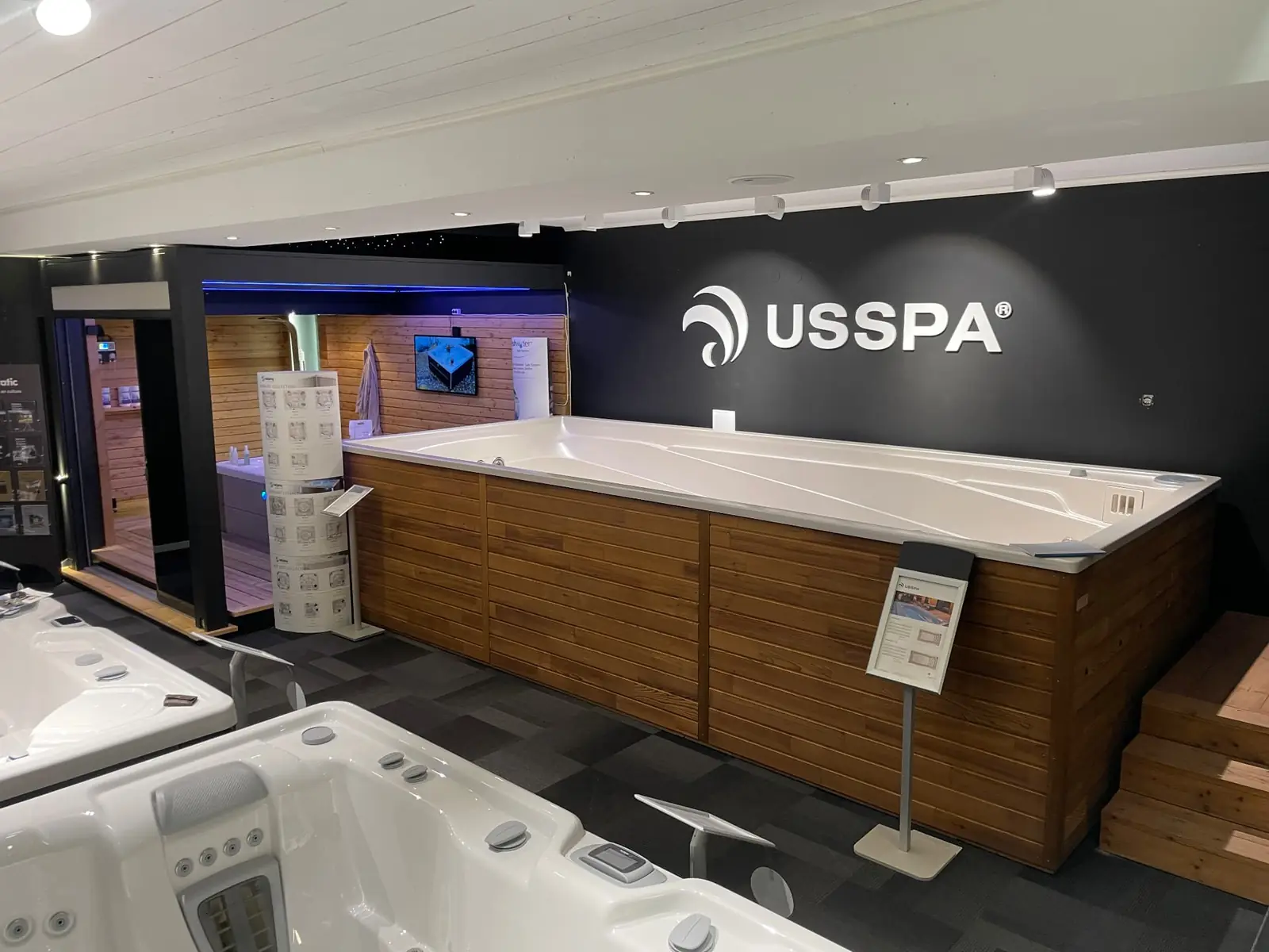 Swimspa från USSPA med träpanel i SWIIM Täbys showroom