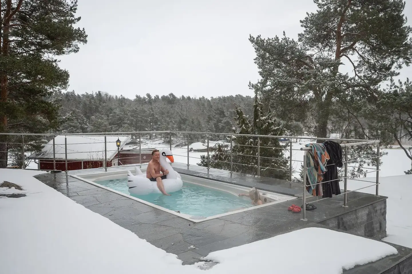 USSPA swimspa i vinterlandskap med badande på flytleksak