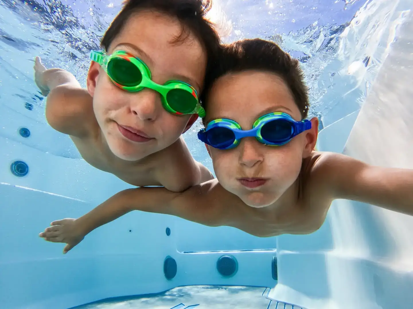 Familj badar i Endless Pools R220 RecSport
