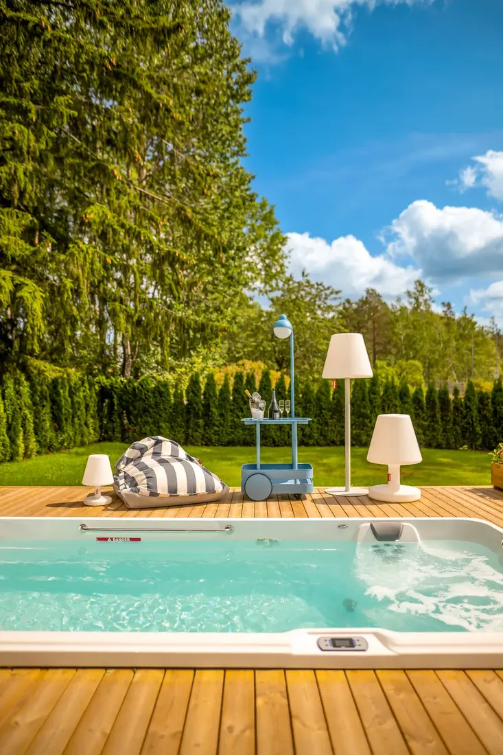 Endless Pools swimspa med bubbel och trädäck en sommardag