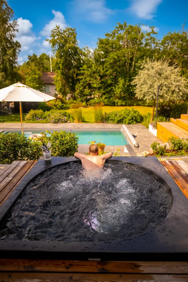 Man kopplar av i ett Drop Design Spa en sommardag