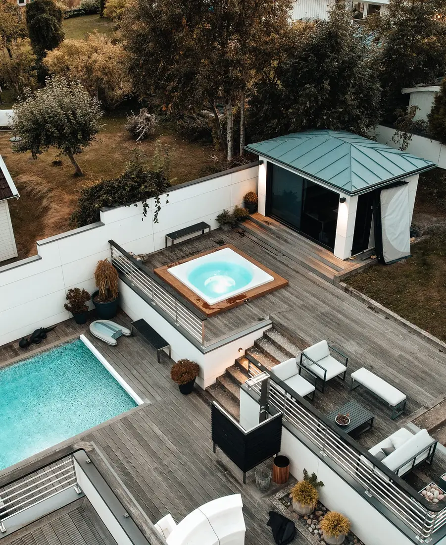 Drop Design Spa på en trädäck vid pool och poolhus