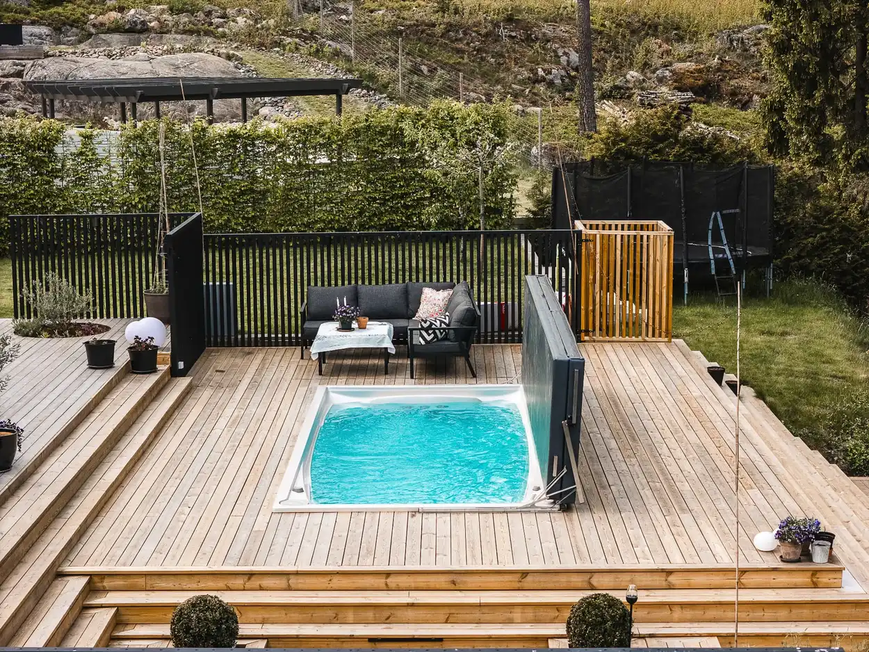USSPA swimspa i trädgård med locket uppfällt