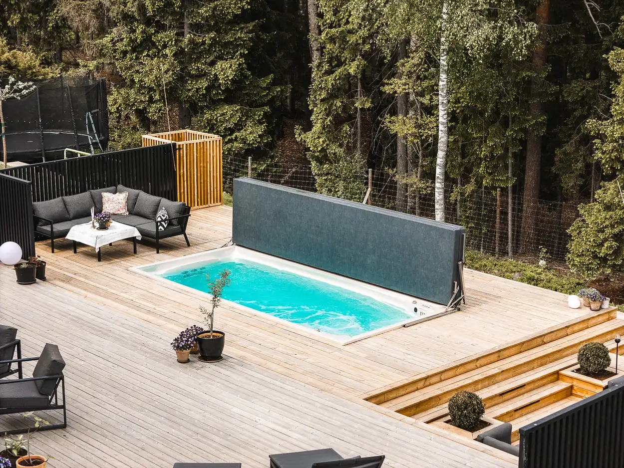 Swimspa på plats i en trädgård, levererat till Enköping