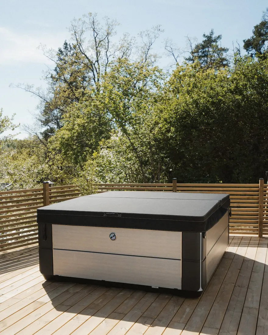 HotSpring Highlife spabad med stängt lock på en trädäck en sommardag
