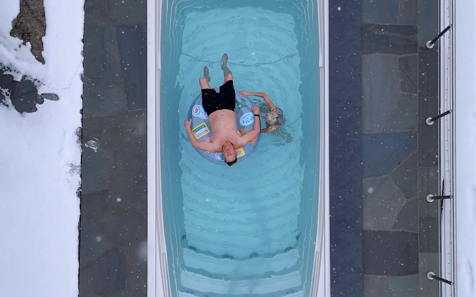USSPA swimspa sett rakt ovanifrån med par som badar en snöig vinterdag