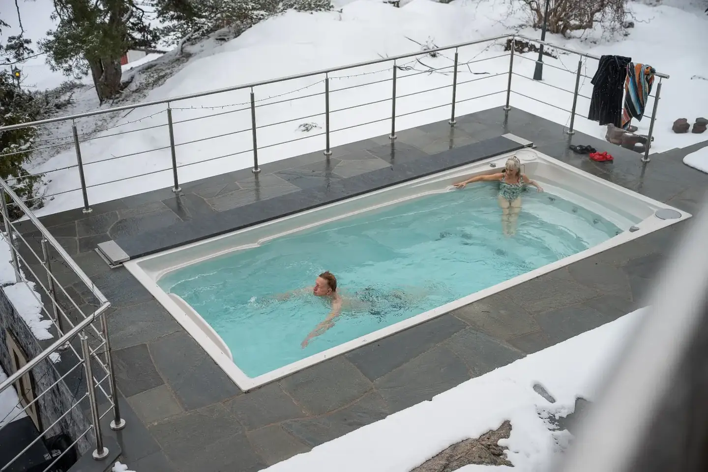 Man simmar mot motströmmen i ett USSPA swimspa medan snön ligger runt om